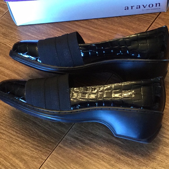 LIKE NEW! Aravon slip on dress shoes. - Picture 3 of 8
